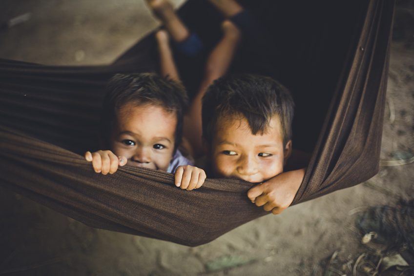 カンボジアの村での一コマより　ハンモックに揺れる子供達