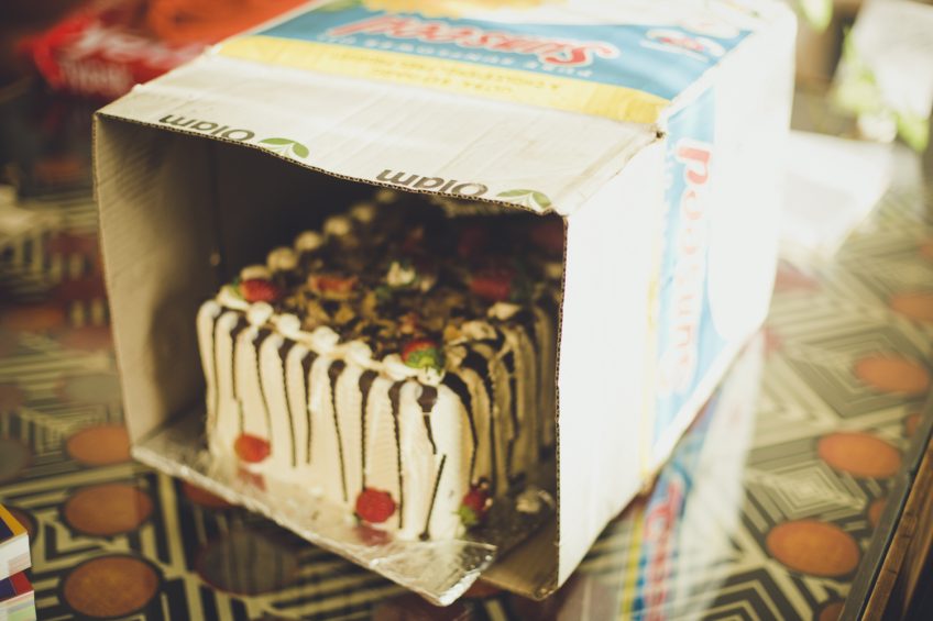 巨大ダンボールケーキにまつわるお話　アフリカ産誕生日ケーキ